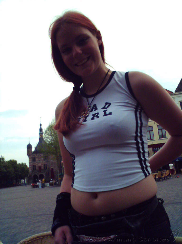 2005-05-01_Natalie_loopt_terras.jpg