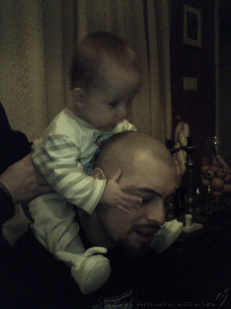 2006-01-15_Bjorn_eats_daddy_Olav_2.jpg
