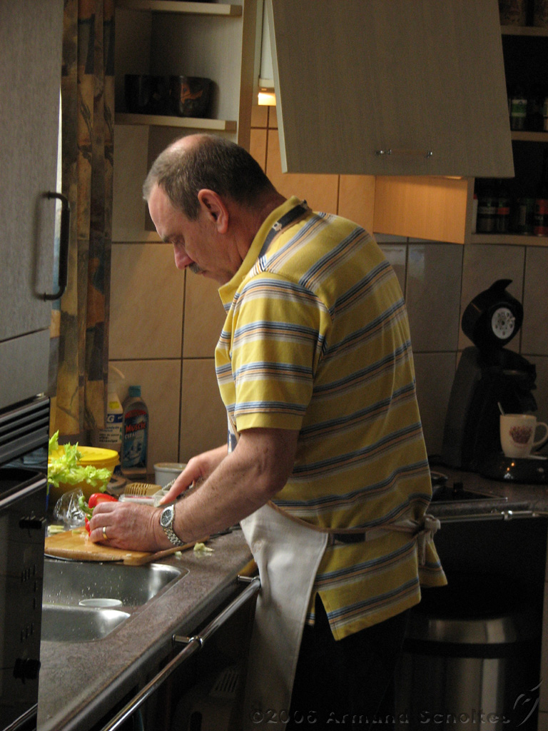 2006-06-18_Pa_aan_het_koken.jpg